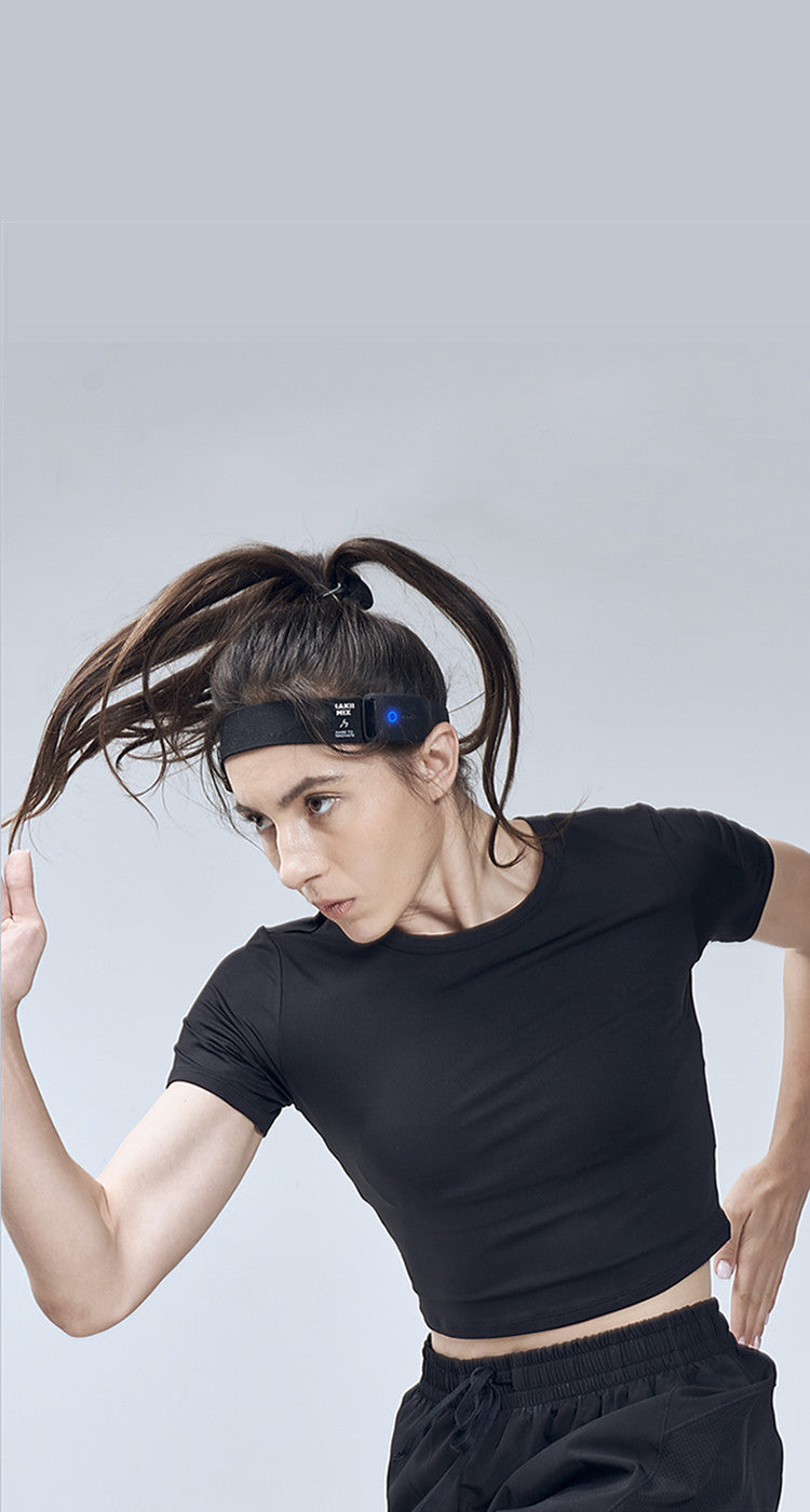 Mädchen läuft und trägt mobile HAKII MIX Stirnband-Kopfhörer