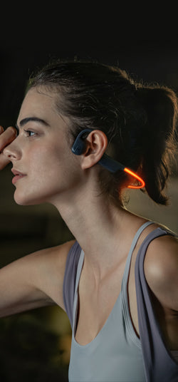 Frau trägt HAKII Light LED MP3-Player-Bluetooth-Ohrhörer