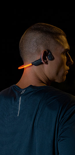 Homme portant des écouteurs Bluetooth avec lecteur MP3 LED HAKII Light